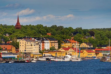 Stockholm 'deki Old Town İskelesi mimarisinin manzarası. Stockholm Limanı İsveç