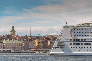 Stockholm 'deki Old Town İskelesi mimarisinin manzarası. Stockholm Limanı İsveç