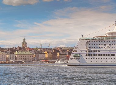 Stockholm 'deki Old Town İskelesi mimarisinin manzarası. Stockholm Limanı İsveç