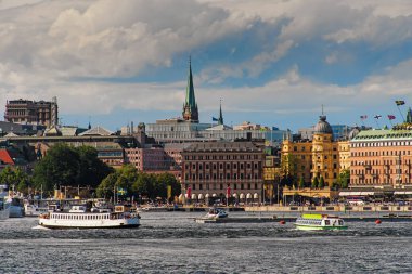 Stockholm 'deki Old Town İskelesi mimarisinin manzarası. Stockholm Limanı İsveç