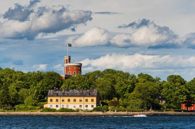 Stockholm 'deki Old Town İskelesi mimarisinin manzarası. Stockholm Limanı İsveç