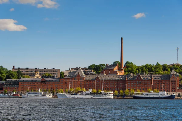 風光明媚な夏 スウェーデン ストックホルムのソーデルマルム地区に旧市街桟橋建築観 — ストック写真