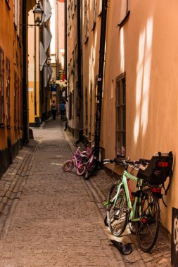 Stockholm caddesinde bisikletler. İsveç