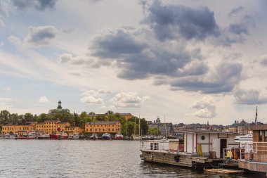 İsveç 'teki Stockholm rıhtımına demirlemiş tekne ve gemiler.