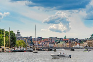İsveç 'teki Stockholm rıhtımına demirlemiş tekne ve gemiler.