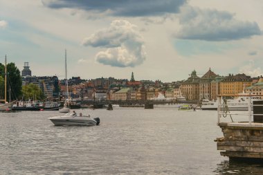 İsveç 'teki Stockholm rıhtımına demirlemiş tekne ve gemiler.