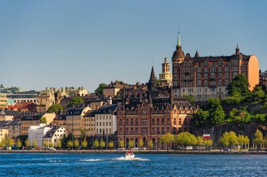 Rıhtıma demirlemiş yelkenliler. Stockholm, İsveç 'te bir körfeze bahar manzarası.