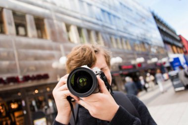 Genç adam fotoğraf çek. Genç fotoğrafçı