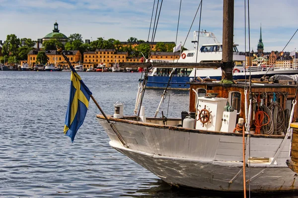 Barche Vela Ormeggiate Molo Vista Primaverile Una Baia Stoccolma Svezia — Foto Stock