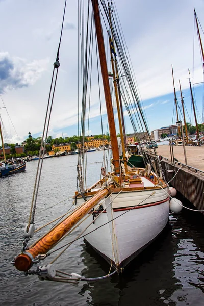 Barcos Navios Atracados Cais Centro Cidade Estocolmo Suécia — Fotografia de Stock