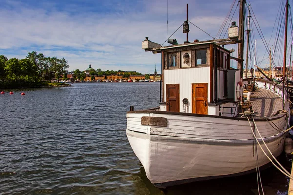 Veleros Amarrados Muelle Vista Primavera Una Bahía Estocolmo Suecia — Foto de Stock