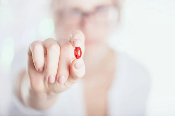 Pillola Rosa Mano Sfondo Bianco Foto Vicino Concetto Medicina — Foto Stock