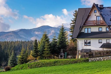 Tatra dağ vadisindeki tipik kır evleri. Yerel seyahat konsepti. Polonya, Tatra