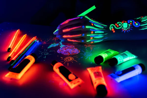 Ręka Fluorescencyjnym Etnicznym Wzorem Trzymającym Neonowy Ołówek Farba Fluorescencyjna Ołówek — Zdjęcie stockowe