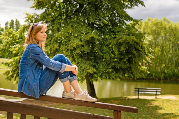 年轻漂亮的女人在公园里休息一下 户外放松 — 图库照片