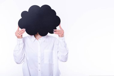 Yüzünün önünde siyah şekilli karatahta tutan kadın. Beyaz arkaplanda fotoğraf.