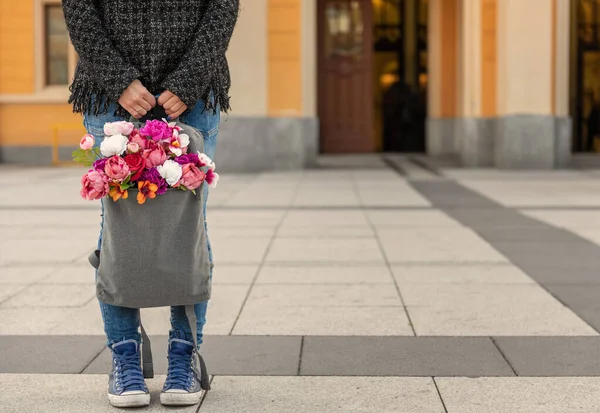 Жінка Тримає Сірий Рюкзак Букетом Квітів Романтичний Настрій — стокове фото