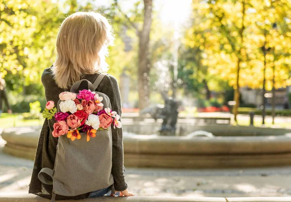 Foto Parte Posterior Joven Rubia Soñadora Con Ramo Flores Mochila — Foto de Stock