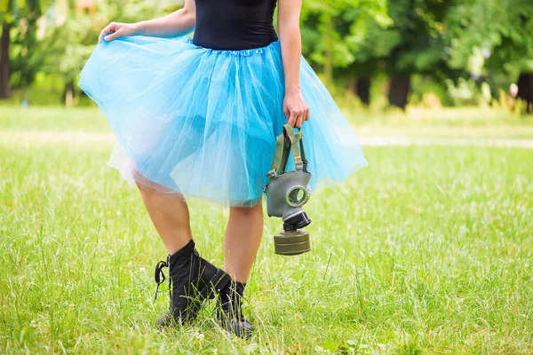 身穿蓝色裙子 戴着防毒面具的女人站在公园的绿草上 环境保护 生物危害和生态概念 — 图库照片