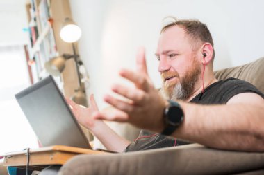 Evde çalış, çünkü salgın var. Uzaktan ofis. IT uzmanı çevrimiçi toplantılar yapıyor.