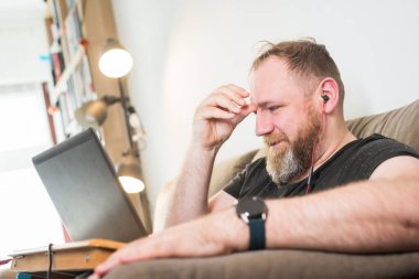 Evde çalış, çünkü salgın var. Uzaktan ofis. IT uzmanı çevrimiçi toplantılar yapıyor.