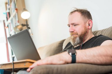 Evde çalış, çünkü salgın var. Uzaktan ofis. IT uzmanı çevrimiçi toplantılar yapıyor.