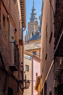 Ortaçağ kaldırımlı ve Toledo şehrinde bir sokağa basmış. İspanya
