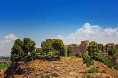 Eski tarihi şehir Toledo 'nun Panorama' sı ve önünde Rio Tajo nehri. Toledo, İspanya