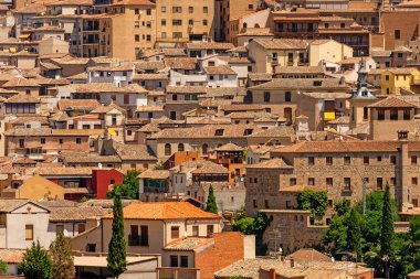 Eski tarihi şehir Toledo 'nun Panorama' sı ve önünde Rio Tajo nehri. Toledo, İspanya