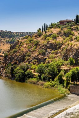 Toledo, İspanya. Alcazar ve Alcantara Köprüsü (Puente de Alcantara), Toledo 'da Tagus Nehri boyunca uzanan bir köprü..