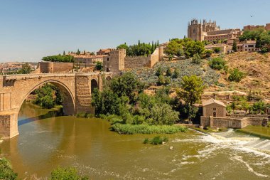 Toledo, İspanya. Alcazar ve Alcantara Köprüsü (Puente de Alcantara), Toledo 'da Tagus Nehri boyunca uzanan bir köprü..