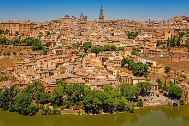 Eski tarihi şehir Toledo 'nun Panorama' sı ve önünde Rio Tajo nehri. Toledo, İspanya
