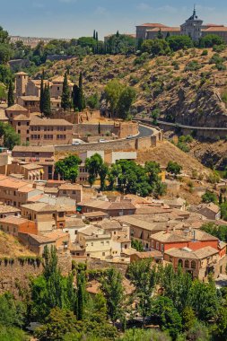 Eski tarihi şehir Toledo 'nun Panorama' sı ve önünde Rio Tajo nehri. Toledo, İspanya