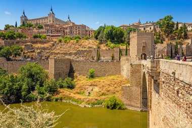 Eski tarihi şehir Toledo 'nun Panorama' sı ve önünde Rio Tajo nehri. Toledo, İspanya