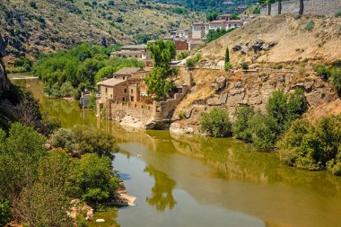 Eski tarihi şehir Toledo 'nun Panorama' sı ve önünde Rio Tajo nehri. Toledo, İspanya