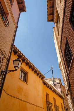 Ortaçağ kaldırımlı ve Toledo şehrinde bir sokağa basmış. İspanya