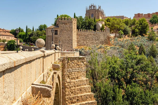 Toledo, İspanya. Alcazar ve Alcantara Köprüsü (Puente de Alcantara), Toledo 'da Tagus Nehri boyunca uzanan bir köprü..