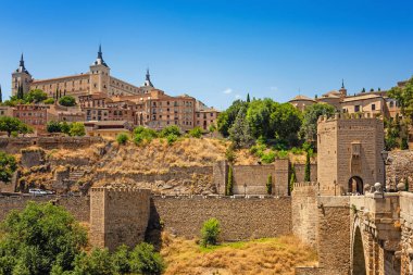 Eski tarihi şehir Toledo 'nun Panorama' sı ve önünde Rio Tajo nehri. Toledo, İspanya