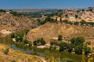 Eski tarihi şehir Toledo 'nun Panorama' sı ve önünde Rio Tajo nehri. Toledo, İspanya