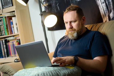 Merkez ofis. Evden bilişim uzmanı işi. Bağımsız.