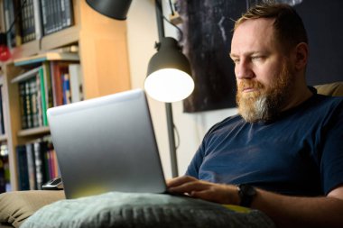 Merkez ofis. Evden bilişim uzmanı işi. Bağımsız.