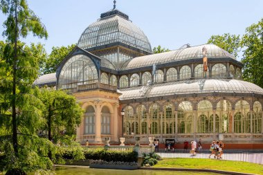 Madrid, İspanya - 19 Temmuz 2018: Buen Retiro parkındaki Palacio de Cristal veya Crystal Palace. Madrid, İspanya