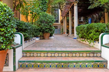 Madrid, İspanya - 19 Temmuz 2018: Madrid 'deki Sorolla Müzesi. Sorolla Müzesi 'nin güzel Endülüs bahçeleri. Geleneksel İspanyol tarzı.