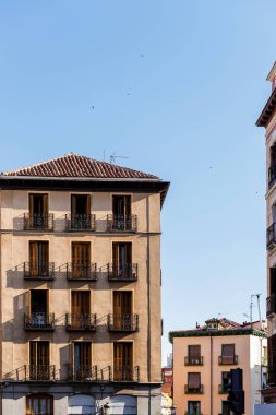  Madrid 'deki binaların cephesi. Madrid Caddesi 'ndeki İspanyol mimarisi.