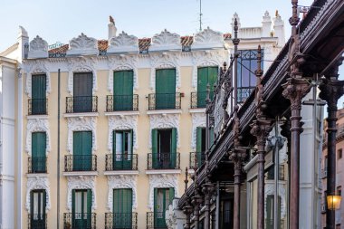  Madrid 'deki binaların cephesi. Madrid Caddesi 'ndeki İspanyol mimarisi.