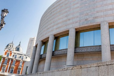  Madrid 'deki binaların cephesi. Madrid Caddesi 'ndeki İspanyol mimarisi.