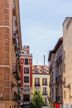  Madrid 'deki binaların cephesi. Madrid Caddesi 'ndeki İspanyol mimarisi.