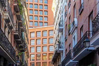 Madrid 'deki binaların cephesi. Madrid Caddesi 'ndeki İspanyol mimarisi.