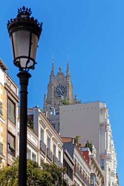 Madrid 'deki binaların cephesi. Madrid Caddesi 'ndeki İspanyol mimarisi.