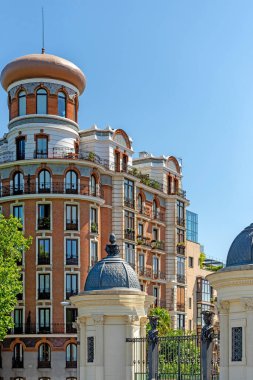 Madrid 'deki binaların cephesi. Madrid Caddesi 'ndeki İspanyol mimarisi.